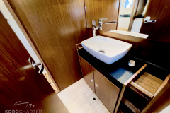 Motoryacht-charter-bavaria-virtess-420-Fly-IPS-spaceship-Bathroom-2-marina-punat-croatia-korocharter