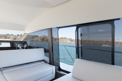8-Prestige-520-Fly-Caprice-interior-korocharter