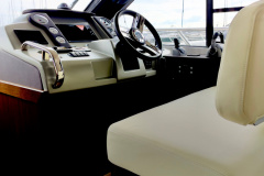 Motoryacht-charter-bavaria-virtess-420-Fly-IPS-spaceship-kokpit-marina-punat-hrvatska-korocharter