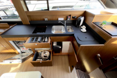 Motoryacht-charter-bavaria-virtess-420-Fly-IPS-spaceship-kuhinja-1-marina-punat-hrvatska-korocharter