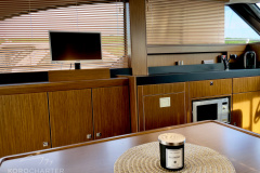 Motoryacht-charter-bavaria-virtess-420-Fly-IPS-spaceship-salon-5-marina-punat-hrvatska-korocharter