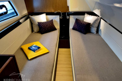 Motoryacht-charter-bavaria-virtess-420-Fly-IPS-spaceship-spavaća-soba-2-marina-punat-hrvatska-korocharter