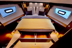 Motoryacht-charter-bavaria-virtess-420-Fly-IPS-spaceship-spavaća-soba-3-marina-punat-hrvatska-korocharter