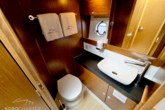 Motoryacht-charter-bavaria-virtess-420-Fly-IPS-spaceship-bagno-marina-punat-croazia-korocharter