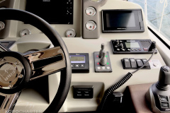 Motoryacht-charter-bavaria-virtess-420-Fly-IPS-spaceship-cockpit-1-marina-punat-kroatien-korocharter