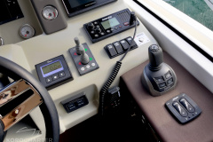Motoryacht-charter-bavaria-virtess-420-Fly-IPS-spaceship-cockpit-2-marina-punat-kroatien-korocharter