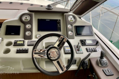 Motoryacht-charter-bavaria-virtess-420-Fly-IPS-spaceship-cockpit-4-marina-punat-kroatien-korocharter