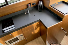 Motoryacht-charter-bavaria-virtess-420-Fly-IPS-spaceship-die-Kueche-2-marina-punat-kroatien-korocharter