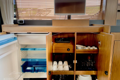 Motoryacht-charter-bavaria-virtess-420-Fly-IPS-spaceship-die-Kueche-marina-punat-kroatien-korocharter