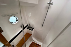 Motoryacht-charter-bavaria-virtess-420-Fly-IPS-spaceship-duschkabine-1-marina-punat-kroatien-korocharter