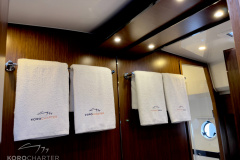 Motoryacht-charter-bavaria-virtess-420-Fly-IPS-spaceship-handtucher-marina-punat-kroatien-korocharter