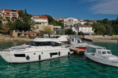 Motoryacht-charter-bavaria-virtess-420-Fly-IPS-spaceship-marina-punat-kroatien-korocharter