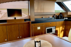 Motoryacht-charter-bavaria-virtess-420-Fly-IPS-spaceship-saloon-6-marina-punat-kroatien-korocharter