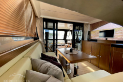 Motoryacht-charter-bavaria-virtess-420-Fly-IPS-spaceship-saloon-marina-punat-kroatien-korocharter