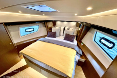 Motoryacht-charter-bavaria-virtess-420-Fly-IPS-spaceship-schlafzimmer-4-marina-punat-kroatien-korocharter