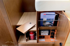 Motoryacht-charter-bavaria-virtess-420-Fly-IPS-spaceship-schublade-1-cockpit-marina-punat-kroatien-korocharter