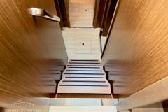 Motoryacht-charter-bavaria-virtess-420-Fly-IPS-spaceship-treppe-1-marina-punat-kroatien-korocharter