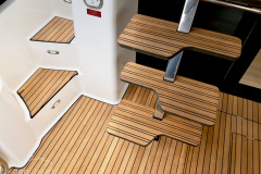 Motoryacht-charter-bavaria-virtess-420-Fly-IPS-spaceship-treppe-2-marina-punat-kroatien-korocharter