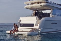 1-Prestige-520-Fly-Caprice-exterior-korocharter