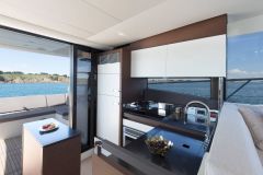 1-Prestige-520-Fly-Caprice-interior-korocharter
