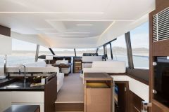 10-Prestige-520-Fly-Caprice-korocharter