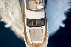 16-Prestige-520-Fly-Caprice-exterior-korocharter