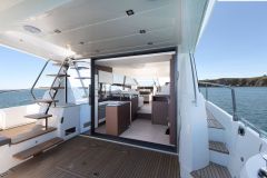 2-Prestige-520-Fly-Caprice-exterior-korocharter
