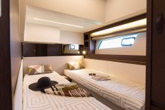 3-Prestige-520-Fly-Caprice-interior-korocharter