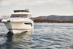 5-Prestige-520-Fly-Caprice-exterior-korocharter