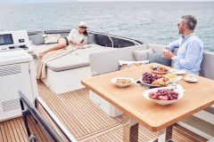 6-Prestige-520-Fly-Caprice-exterior-korocharter