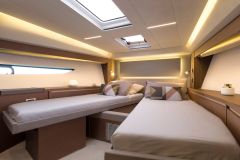 6-Prestige-520-Fly-Caprice-interior-korocharter