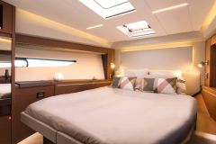7-Prestige-520-Fly-Caprice-interior-korocharter