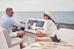 8-Prestige-520-Fly-Caprice-exterior-korocharter